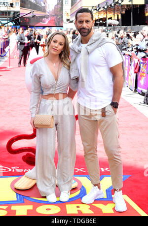 Katie Wright (links) und Rio Ferdinand an der Toy Story 4 Premiere im Odeon Luxe, Leicester Square, London. Stockfoto