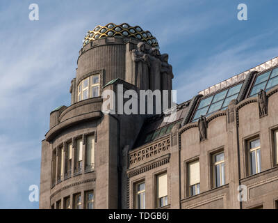 Prag, tschechische Republik - 9. Juni 2019: Krone Palast auf Saint Wenceslas Square. Eine berühmte Kunst Nouveau Gebäude vom Architekten Antonin Pfeiffer mit Statuen von Stanislav Sucharda 1914 erbaut. Stockfoto