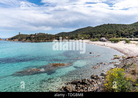 Panoramablick auf die "Fautea' Strand mit der genuesische Turm von Fautea, Süd Korsika, Frankreich, Europa Stockfoto