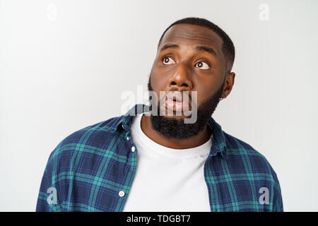 Menschliches Gesicht Ausdruck, Emotionen und Gefühle. Hübscher junger afrikanischer amerikanischer Mann suchen, um sich mit durchdachten und skeptischen Ausdruck. Stockfoto