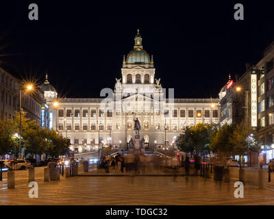 Prag, tschechische Republik - 9. Juni 2019: National Museum auf Saint Wenceslas Square bei Nacht. Eine touristische Attraktion im historischen Stadtzentrum von Prag. Stockfoto