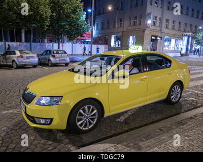 Prag, tschechische Republik - 9. Juni 2019: Yellow Cab oder Taxi warten auf dem Wenzelsplatz, genannt Vaclavske Namesti in Tschechien, in der Nacht in Prag. Stockfoto