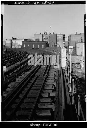 NORTHBOUND lokalen Anschluss, ALLGEMEINE ANSICHT NÖRDLICH VON 183 RD ST. STATION. - Interborough Rapid Transit Company, der Dritten Avenue erhöhte Linie, Stadtteil der Bronx, New York City, New York County, NY Stockfoto