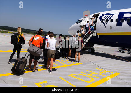 Passagiere gesehen boarding Ryanair Boeing 737-800 Flugzeuge an der Krakauer John Paul II International Airport. Stockfoto