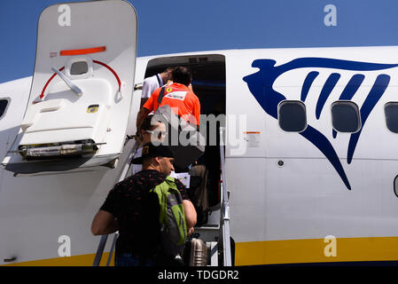 Passagiere gesehen boarding Ryanair Boeing 737-800 Flugzeuge an der Krakauer John Paul II International Airport. Stockfoto