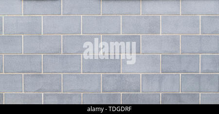 Hochauflösende full frame Hintergrund für eine neue, moderne und saubere Wände oder Gebäude Exterieur aus Licht bläulich grauen Steinplatten. Stockfoto