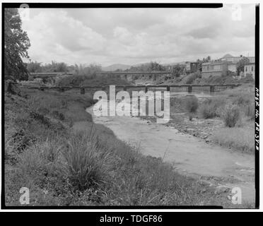 Nordosten - Höhe. - Puente de la Marina, San Lorenzo-Florida und Cerro Gordo Nachbarschaften, Spanning Rio Grande de Loiza River bei Narciso Varona-Suarez Street, San Lorenzo, San Lorenzo Municipio, PR; Nones, Rafael; Benitez-Rexach, Luis; Lopez, Adolfo; Pumarada-O'Neill, Luis, Historiker; Mendez-Caratini, Hector, Fotograf Stockfoto