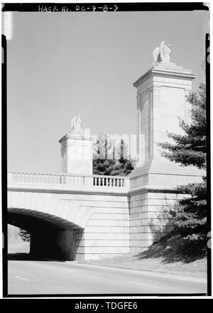 Nordosten BLICK AUF DEN ROCK CREEK UND POTOMAC PARKWAY RAMPE. Aus ANSICHT NORDEN GELÄNDER Memorial Bridge. - Arlington Memorial Bridge, Boundary Kanal Erweiterung, Spanning Mount Vernon Memorial Highway und Boundary Kanal, Washington, District of Columbia, DC Stockfoto