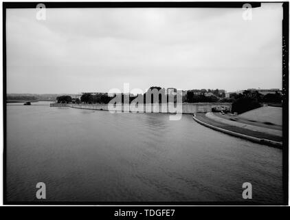 Nordosten BLICK AUF DEN ROCK CREEK UND POTOMAC PARKWAY RAMPE. Aus ANSICHT NORDEN GELÄNDER Memorial Bridge. - Arlington Memorial Bridge, Watergate und Brücke Plaza, Neben Arlington Memorial Bridge und Lincoln Memorial, Washington, District of Columbia, DC Stockfoto