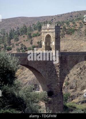 PUENTE DE ALCANTARA CONSTRUIDO ENTRE LOS AÑOS 104 Y 106 - las mejores DEL ARCO ROMANO DEL PUENTE SOBRE EL Rio Tajo. Ort: Römische Brücke. Alcantara. CACERES. Stockfoto