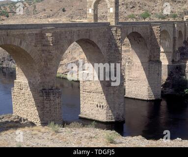 PUENTE DE ALCANTARA CONSTRUIDO ENTRE LOS AÑOS 104 Y 106 - Puente Romano SOBRE EL Rio Tajo. Ort: Römische Brücke. Alcantara. CACERES. Stockfoto