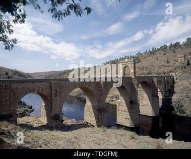 PUENTE DE ALCANTARA CONSTRUIDO ENTRE LOS AÑOS 104 Y 106 - Puente Romano SOBRE EL Rio Tajo. Ort: Römische Brücke. Alcantara. CACERES. Stockfoto