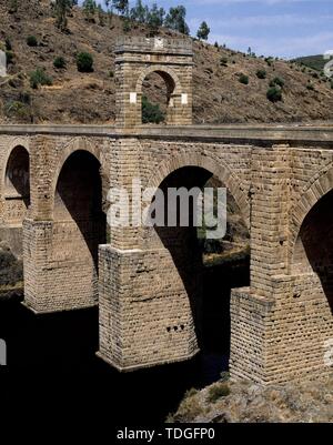 PUENTE DE ALCANTARA CONSTRUIDO ENTRE LOS AÑOS 104 Y 106 - Puente Romano SOBRE EL Rio Tajo. Ort: Römische Brücke. Alcantara. CACERES. Stockfoto