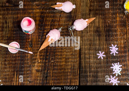 Spielzeug Eiscreme und Schneeflocken. Eis es selbst tun. Ansicht von oben. Stockfoto
