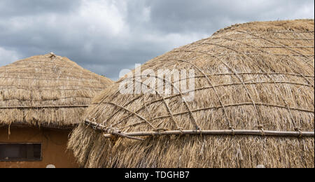 Traditionelle koreanische Stil mit Strohdach im yangdong Folk Village. Gyeongju, Südkorea, Asien. Stockfoto