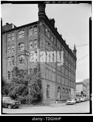 Nordwesten und Westen TEIL DER NORDOSTEN HINTEN. Blick nach Südwesten. - Gewerblichen und industriellen Gebäuden, Bishop's Block, 90 Main Street, Dubuque, Dubuque County, IA Stockfoto