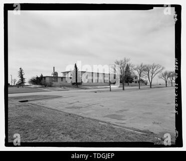 Nordostecke, mit Blick nach Südwesten. - Ellsworth Air Force Base, Rushmore Air Force Station, Offiziere' Quarters, Menoher Straße, Blackhawk, Meade County, SD; Schwarz und Veatch; Abteilung der Armee, Büro des Chief der Ingenieure; Jackson, Christiana, Sender; Barbalace, Donald S, Fotograf; Anderson, Kenneth L, Historiker Stockfoto