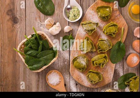 Spinat Ravioli mit Ricotta Füllung. Stockfoto