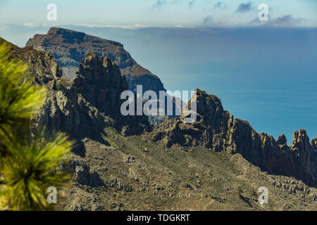 Berge und Lavafelder rund um den Vulkan Teide. Riesige Lavafelsen, Tag Zeit. Strahlend blauer Himmel mit einigen Wolken in der Nähe von Horizont. Nationalpark Teide, Teneriffa, Stockfoto