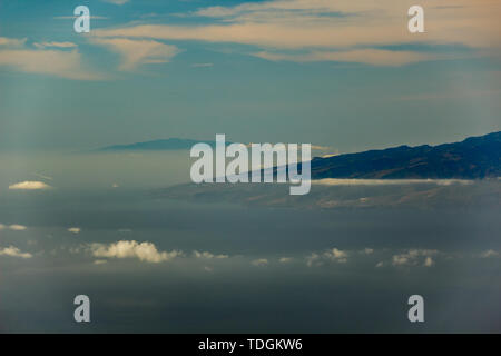 La Gomera und El Hierro Inseln, fliegen in die Luft zwischen verschiedenen Wolken. Strahlend blauen Himmel. Blick aus 1900 m Höhe. Nationalpark Teide, Teneri Stockfoto