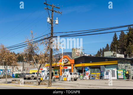 KIMBERLEY, KANADA - 22. MÄRZ 2019: Royal Dutch Shell Tankstelle und A und W Restaurant. Stockfoto