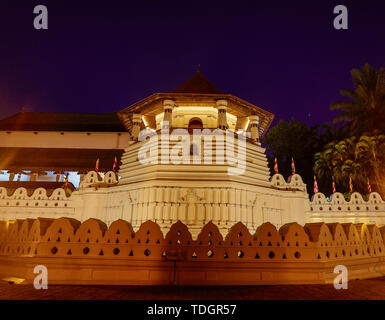 Tempel des Zahns und Reflexionen vor der Morgendämmerung in Kandy, Sri Lanka. Stockfoto