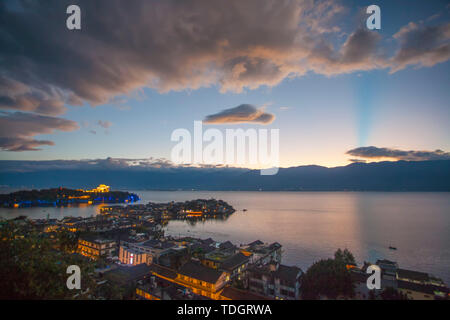 Sonnenuntergang in Dali Erhai, entfernte Cangshan in und aus dem Erhai-see, Brennen von Wolken Stockfoto