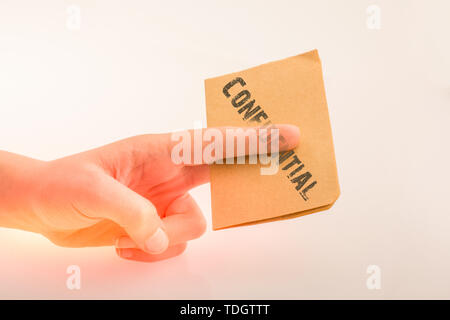 Braunes Papier vertraulich Text auf weißem Hintergrund Stockfoto