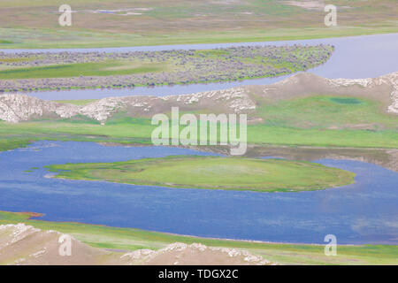 Im Sommer ist die Kaidu Fluss auf der Bayinbrook prairie fließt leise. Stockfoto