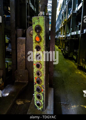 Lange grün Metall Industrie lift pedent Schaltkasten. Stockfoto