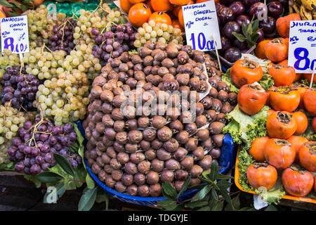 Variuos Frucht ist in Fach an der Straße Markt verkauft Stockfoto