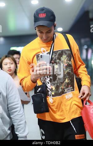 NBA-Star Kyle Kuzma von Los Angeles Lakers kommt an der Shanghai Hongqiao International Airport nach der Landung in Shanghai, China, 12. Juni 2019. Stockfoto