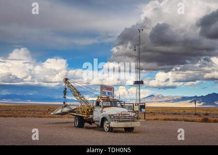 Alte Pickup Truck mit einem Objekt ähnlich UFO in Rachel, Nevada Stockfoto