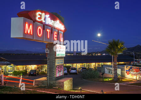 El Trovatore Motel an der Route 66 in Kingman, Arizona, bei Nacht Stockfoto