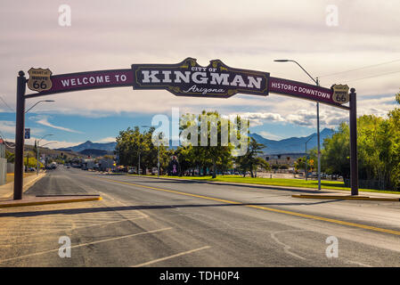 Nach Kingman downtown Straßenschild an der historischen Route 66 entfernt willkommen Stockfoto