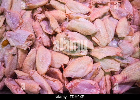 Gefrorenen Hähnchen midwings zum Verkauf im Supermarkt Gefrierfächer warten Stockfoto