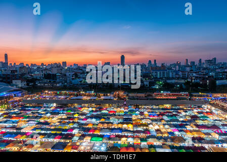 Angkok, Thailand-Nov 23,2018-Ratchada Nachtmarkt mit Sonnenuntergang Himmel Hintergrund, Bangkok Thailand Stadtbild Hintergrund Stockfoto