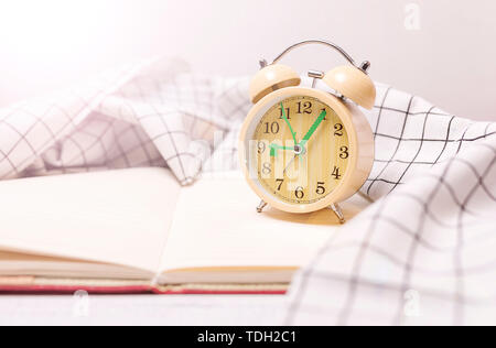 Der Wecker ist auf dem Notebook. Stockfoto