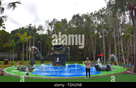 Beerwah, Australien - Apr 22, 2019. Wasserspielplatz für Kinder mit großen Frosch, Festlegung der Koala und Krokodil Skulpturen in den Australia Zoo, der locat Stockfoto