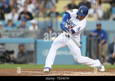 Los Angeles, CA, USA. 14 Juni, 2019. Los Angeles Dodgers zweiter Basisspieler Max Muncy (13) verdoppelt sich während des Spiels zwischen den Chicago Cubs und die Los Angeles Dodgers at Dodger Stadium Los Angeles, CA. (Foto von Peter Joneleit) Credit: Csm/Alamy leben Nachrichten Stockfoto