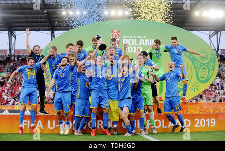 Lodz, Polen. 15 Juni, 2019. Valerii Bondar (C, vorne) der Ukraine wirft die Trophäe, nachdem die FIFA U-20 WM-Finale zwischen der Ukraine und Südkorea in Lodz, Polen, 15. Juni 2019. Die Ukraine gewann 3-1, um die Meisterschaft zu gewinnen. Credit: Rafal Rusek/Xinhua/Alamy leben Nachrichten Stockfoto