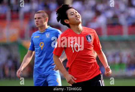 Lodz, Polen. 15 Juni, 2019. Lee Kangin (R) von Südkorea feiert zählen ein Ziel während der FIFA U-20-WM-Finale zwischen der Ukraine und Südkorea in Lodz, Polen, 15. Juni 2019. Die Ukraine gewann 3-1, um die Meisterschaft zu gewinnen. Credit: Rafal Rusek/Xinhua/Alamy leben Nachrichten Stockfoto