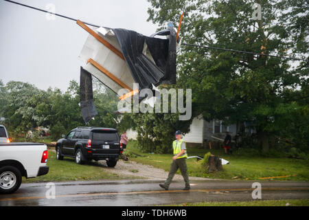 Ellettsville, USA. 15 Juni, 2019. Metallrückstände deckt live Stromleitungen nach einem Tornado am Mt. Tabor Straße an der Kreuzung von West Cowden Rd. in der Nähe von Ellettsville. Der Tornado zerstört mehrere Häuser, Bäume, zerrissen und Links Gefährlich leben Stromleitungen in der Gegend verstreut. Credit: SOPA Images Limited/Alamy leben Nachrichten Stockfoto