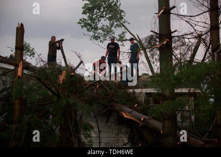 Ellettsville, USA. 15 Juni, 2019. Arbeitnehmer klare Bäume von einem Haus nach einem Tornado berührt um den Block 6400 der Westen Cowden Rd. in der Nähe von Ellettsville. Der Tornado zerstört mehrere Häuser, Bäume, zerrissen und Links Gefährlich leben Stromleitungen in der Gegend verstreut. Credit: SOPA Images Limited/Alamy leben Nachrichten Stockfoto