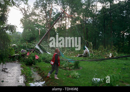 Ellettsville, USA. 15 Juni, 2019. Ein Mitglied des Roten Kreuzes prüft auf Überlebende nach einem Tornado am Mt. Tabor Straße an der Kreuzung von West Cowden Rd. in der Nähe von Ellettsville. Der Tornado zerstört mehrere Häuser, Bäume, zerrissen und Links Gefährlich leben Stromleitungen in der Gegend verstreut. Credit: SOPA Images Limited/Alamy leben Nachrichten Stockfoto