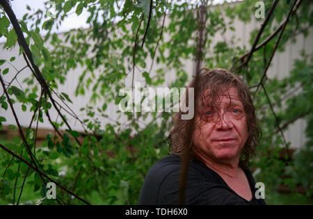 Ellettsville, USA. 15 Juni, 2019. Brett Cantrell erzählt, wie er einen Tornado überlebt durch Festhalten an einem Baum im Block 6400 der Westen Cowden Rd. in der Nähe von Ellettsville. Cantrell's Freundin Nicole Rood durch Hängen an der Tür überlebt Griff an einem Haus auf der anderen Straßenseite. Die Paare wurden in Ihrem Auto Wenn der Sturm fest. Der Tornado zerstört mehrere Häuser, Bäume, zerrissen und Links Gefährlich leben Stromleitungen in der Gegend verstreut. Credit: SOPA Images Limited/Alamy leben Nachrichten Stockfoto