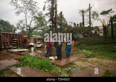 Ellettsville, USA. 15 Juni, 2019. Familienmitglieder und Nachbarn Aufräumarbeiten nach einem Tornado ein Haus getroffen und zerstört eine Garage, im Block 6400 der Westen Cowden Rd. in der Nähe von Ellettsville. Der Tornado zerstört mehrere Häuser, Bäume, zerrissen und Links Gefährlich leben Stromleitungen in der Gegend verstreut. Credit: SOPA Images Limited/Alamy leben Nachrichten Stockfoto