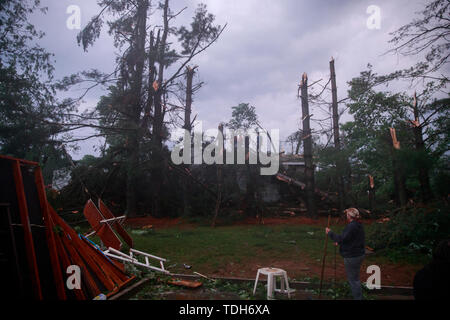 Ellettsville, USA. 15 Juni, 2019. Familienmitglieder und Nachbarn Aufräumarbeiten nach einem Tornado ein Haus getroffen und zerstört eine Garage, im Block 6400 der Westen Cowden Rd. in der Nähe von Ellettsville. Der Tornado zerstört mehrere Häuser, Bäume, zerrissen und Links Gefährlich leben Stromleitungen in der Gegend verstreut. Credit: SOPA Images Limited/Alamy leben Nachrichten Stockfoto