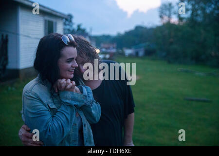 Ellettsville, USA. 15 Juni, 2019. Nicole Rood und ihr Freund Brett Cantrell Hug, nachdem Sie einen Tornado überlebt im Block 6400 der Westen Cowden Rd. in der Nähe von Ellettsville. Brett Cantrell durch Hängen auf einem Baum überlebt, und Rood hing auf der vorderen Tür eines Hauses. Die Paare wurden in Ihrem Auto Wenn der Sturm fest. Der Tornado zerstört mehrere Häuser, Bäume, zerrissen und Links Gefährlich leben Stromleitungen in der Gegend verstreut. Credit: SOPA Images Limited/Alamy leben Nachrichten Stockfoto