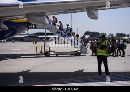 Krakau, Polen. 13. Juni, 2019. Passagiere gesehen boarding Ryanair Boeing 737-800 Flugzeuge an der Krakauer John Paul II International Airport. Credit: Omar Marques/SOPA Images/ZUMA Draht/Alamy leben Nachrichten Stockfoto